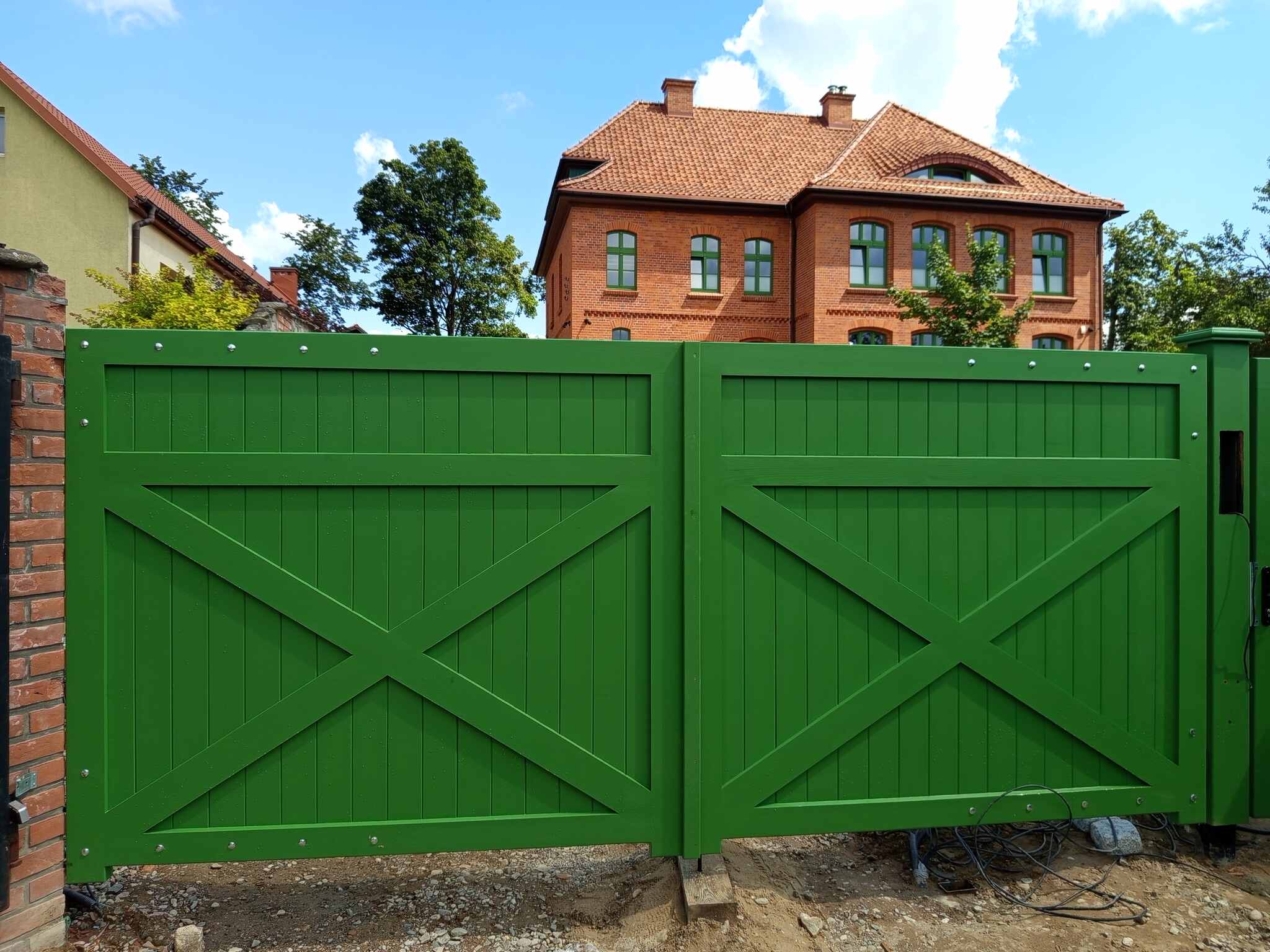 drewniana brama do starej szkoły